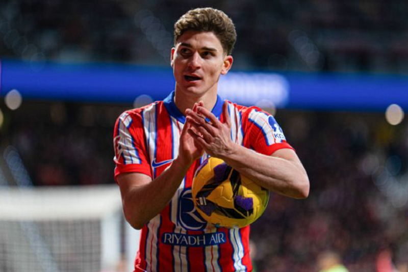 Không ra tay kịp lúc, Barcelona có thể đánh rơi viên ngọc Argentina vào tay Arsenal