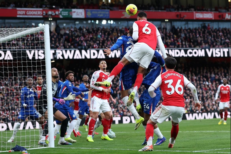 arsenal-vuot-qua-chelsea-va-cung-tao-nen-cot-moc-chua-tung-thay